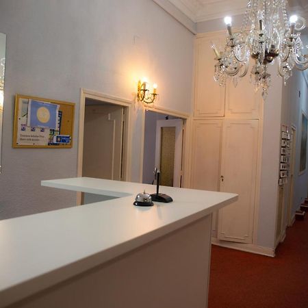 Hostal Lamalonga Hotel Madrid Exterior photo