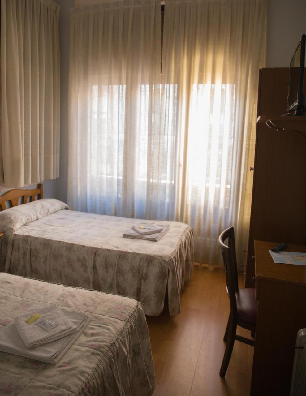 Hostal Lamalonga Hotel Madrid Exterior photo