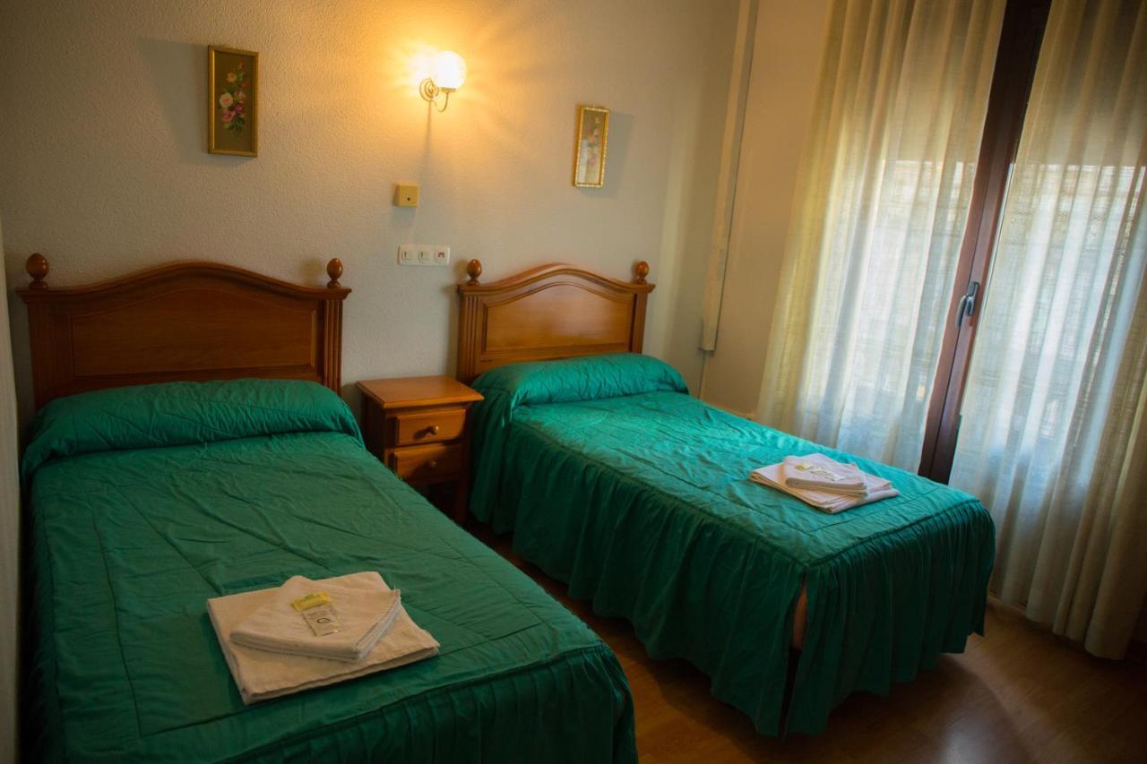 Hostal Lamalonga Hotel Madrid Exterior photo