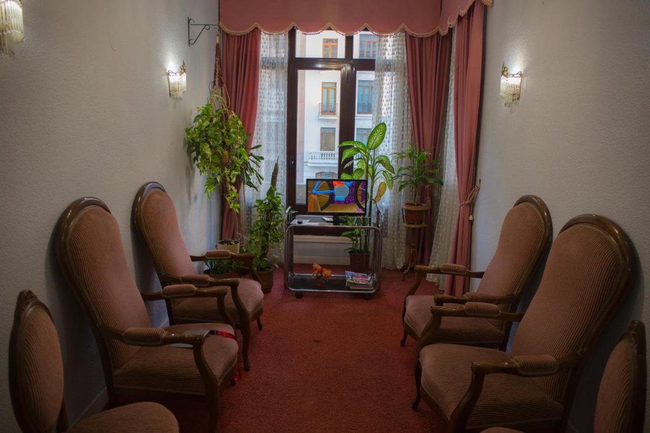 Hostal Lamalonga Hotel Madrid Exterior photo