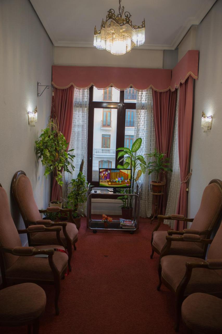 Hostal Lamalonga Hotel Madrid Exterior photo