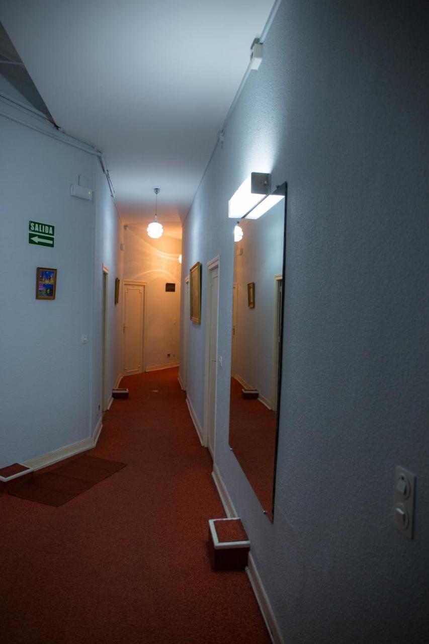 Hostal Lamalonga Hotel Madrid Exterior photo