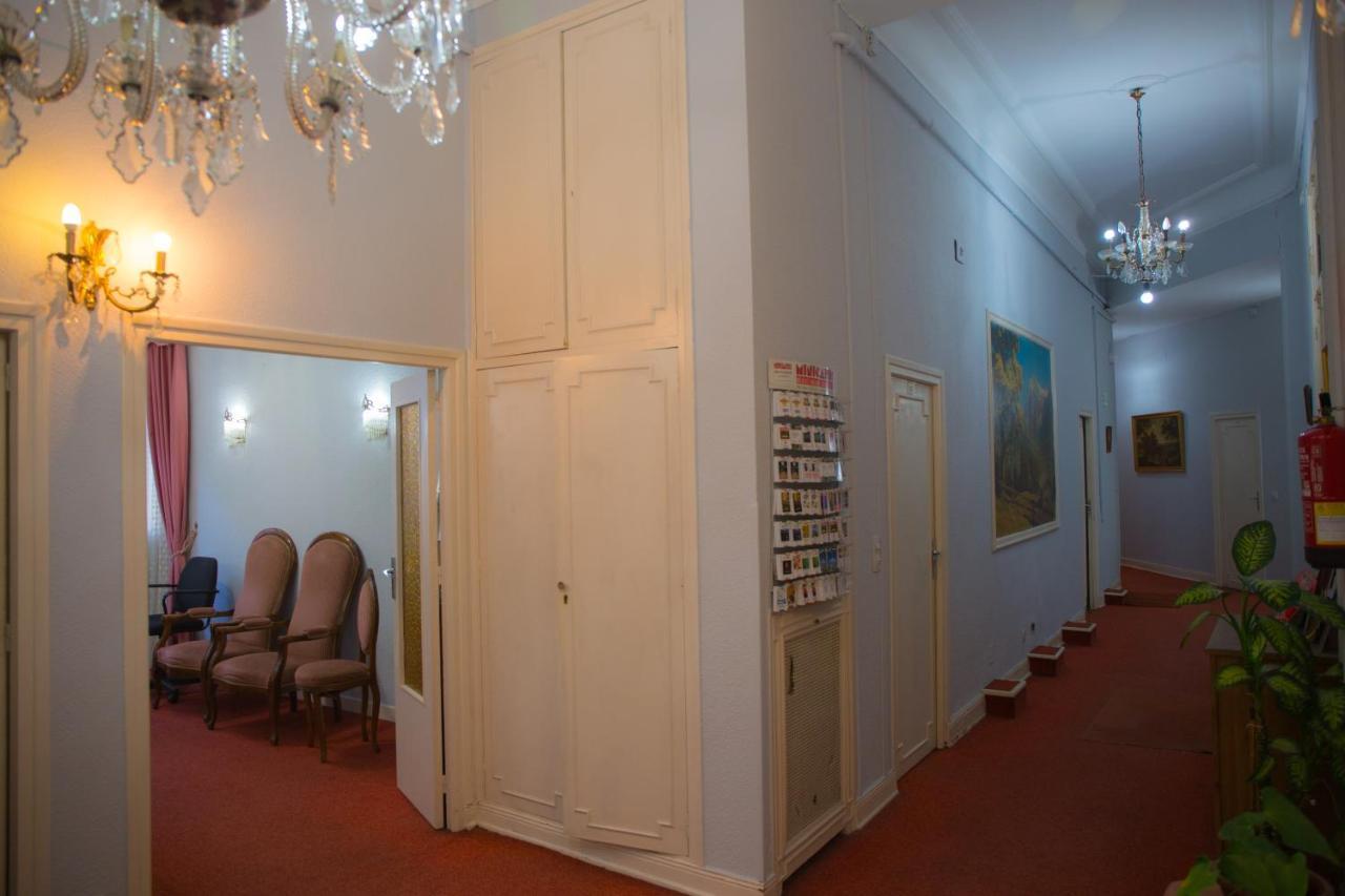 Hostal Lamalonga Hotel Madrid Exterior photo